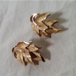 VTG TRAFARI GOLD TONE LEAF CLUSTER CLIPON EARRINGS